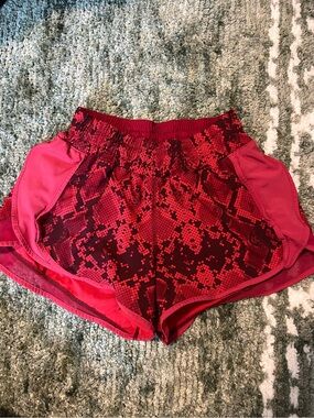 Lululemon Women’s Red Snake-Print Athletic Shorts Size 2